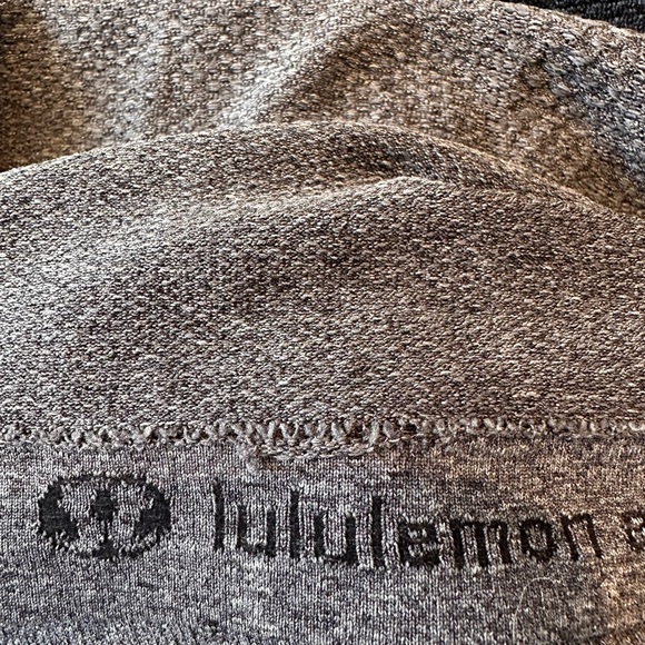 Lululemon Grey 1/2 Zip Top m - Picture 6 of 6